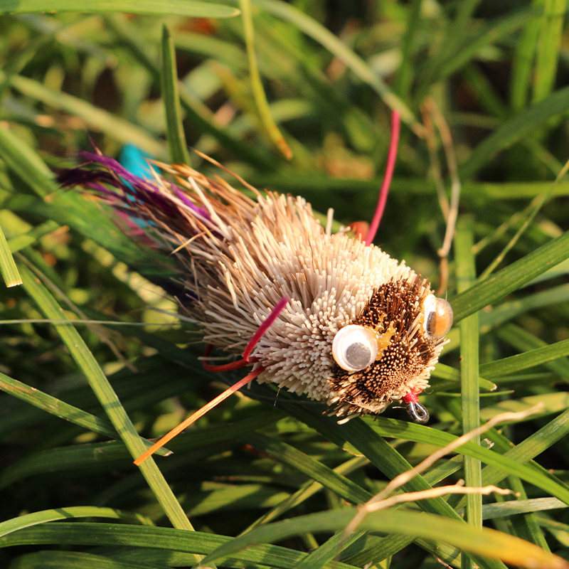 Selco Señuelo de mosca de pelo de ciervo con patas de goma y cola de plumas para pesca con mosca en agua dulce